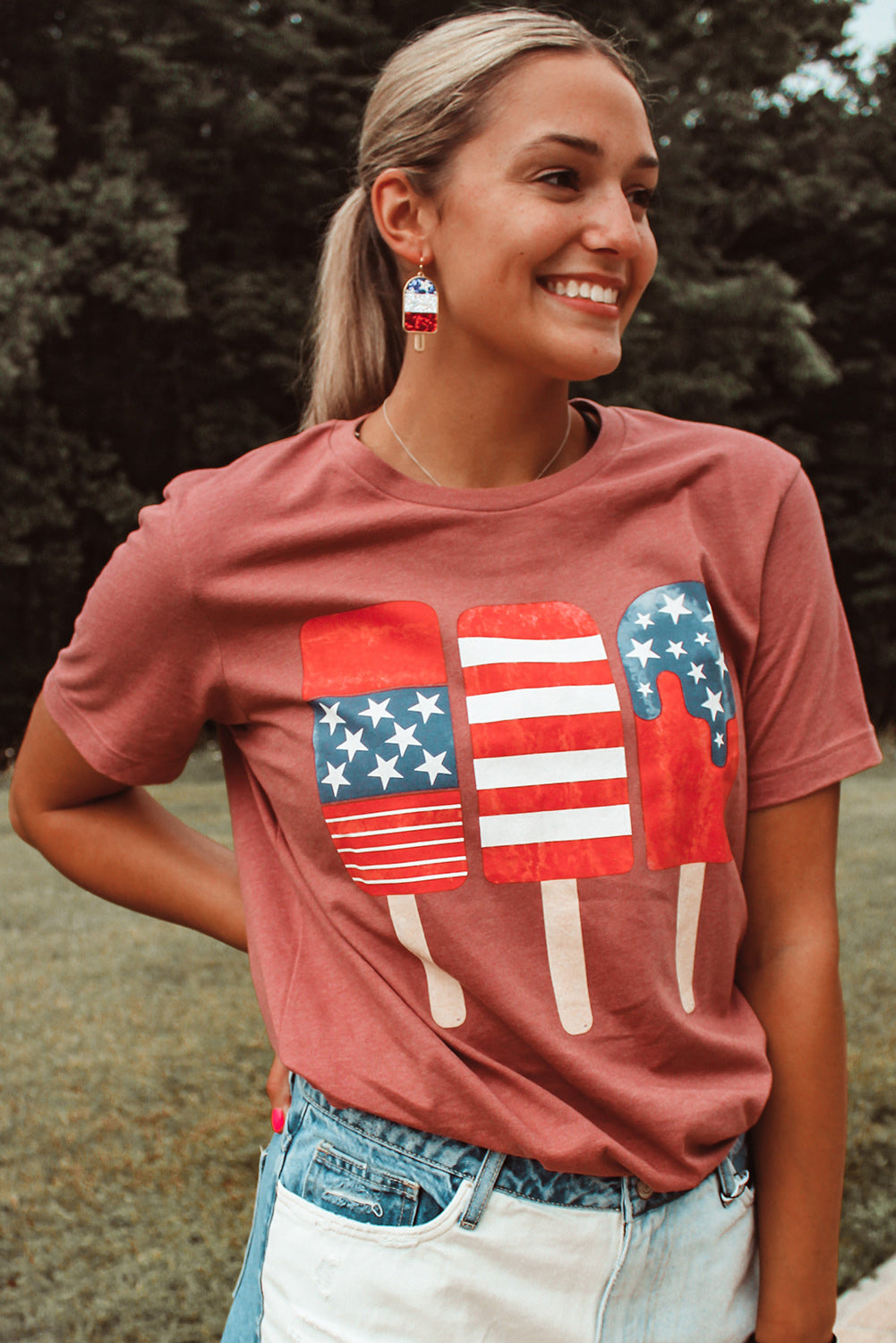 Rotes patriotisches T-Shirt mit Rundhalsausschnitt und gemustertem Eis am Stiel mit amerikanischer Flagge