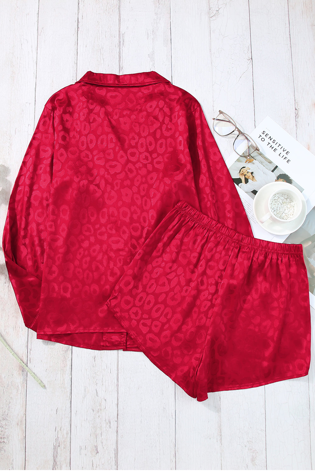 Feuriges rotes 2-teiliges Lounge-Set aus Satin-Langarmoberteil und Shorts mit Leopardenmuster