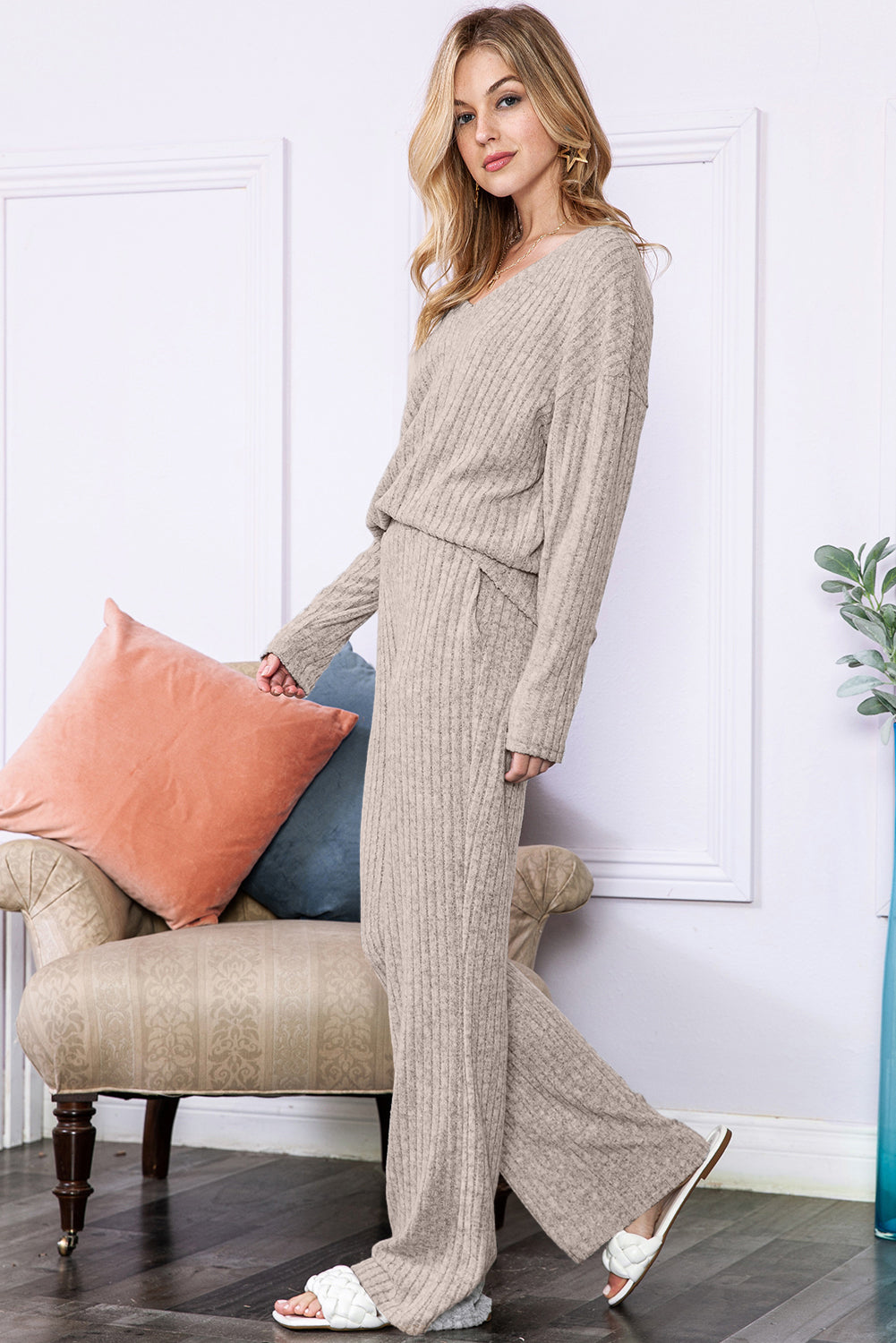 Hellgraues, lockeres Loungewear-Set aus geripptem Strickoberteil und Hose mit V-Ausschnitt