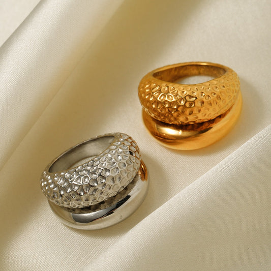 Bague au design martelé double couche classique et à la mode en or 18 carats