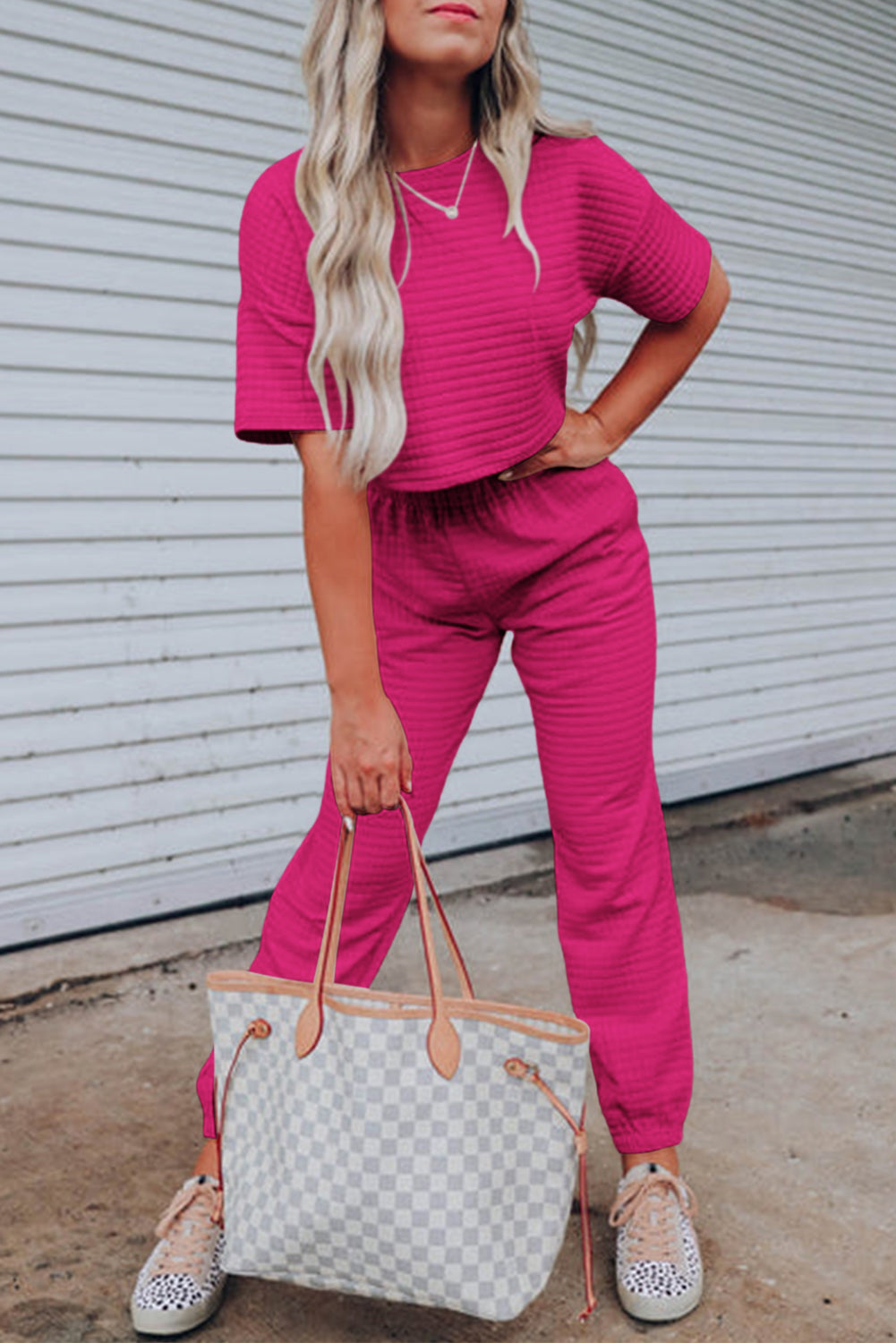 Ensemble t-shirt court texturé en treillis blanc et pantalon de jogging