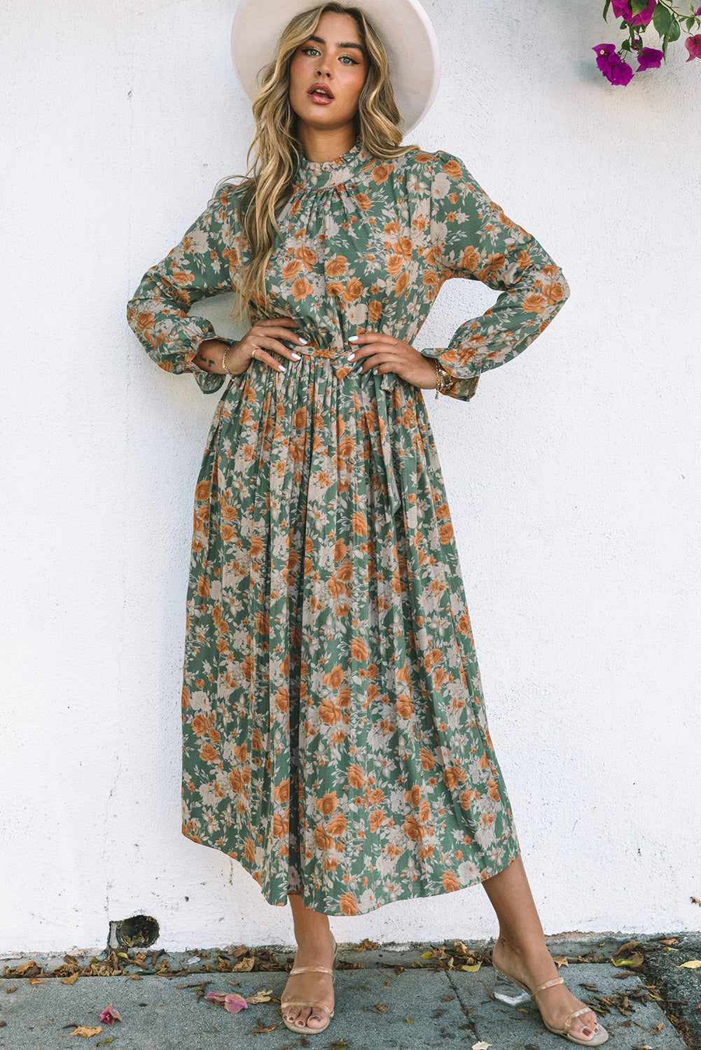 Robe longue à fleurs plissée verte à manches longues avec cravate