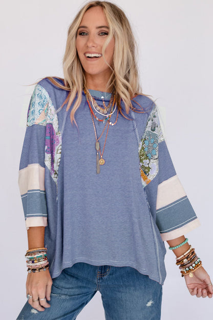 Himmelblaues, gestreiftes und florales Patchwork-Oversize-Top