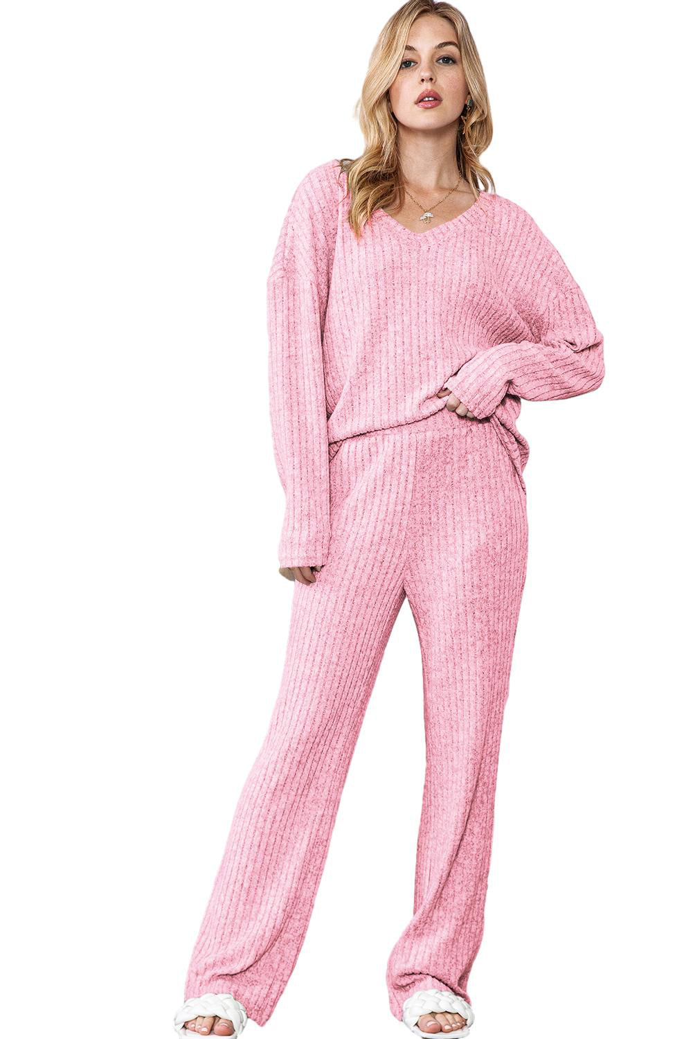 Hellgraues, lockeres Loungewear-Set aus geripptem Strickoberteil und Hose mit V-Ausschnitt