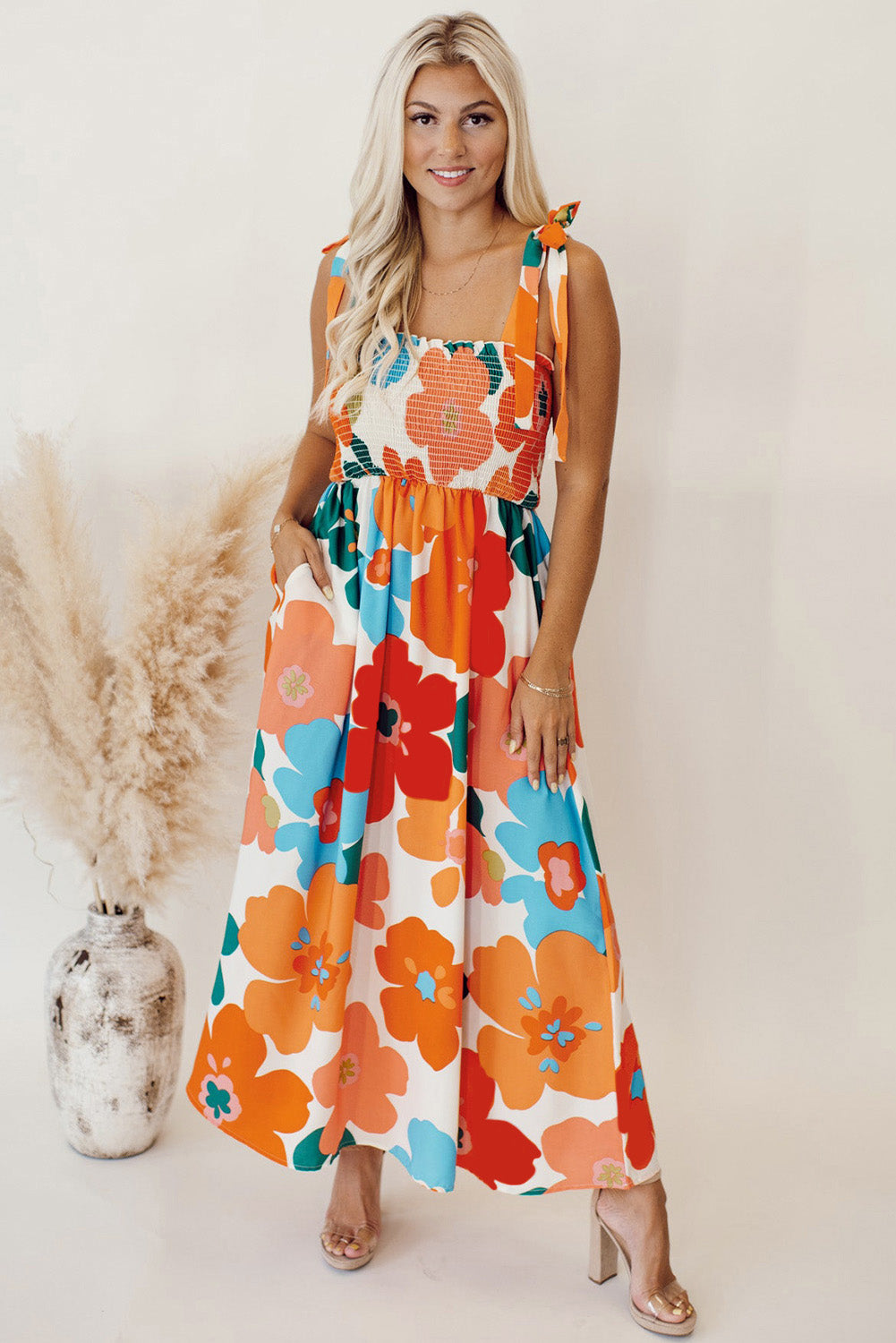 Robe longue smockée orange à imprimé floral et lien sur les épaules