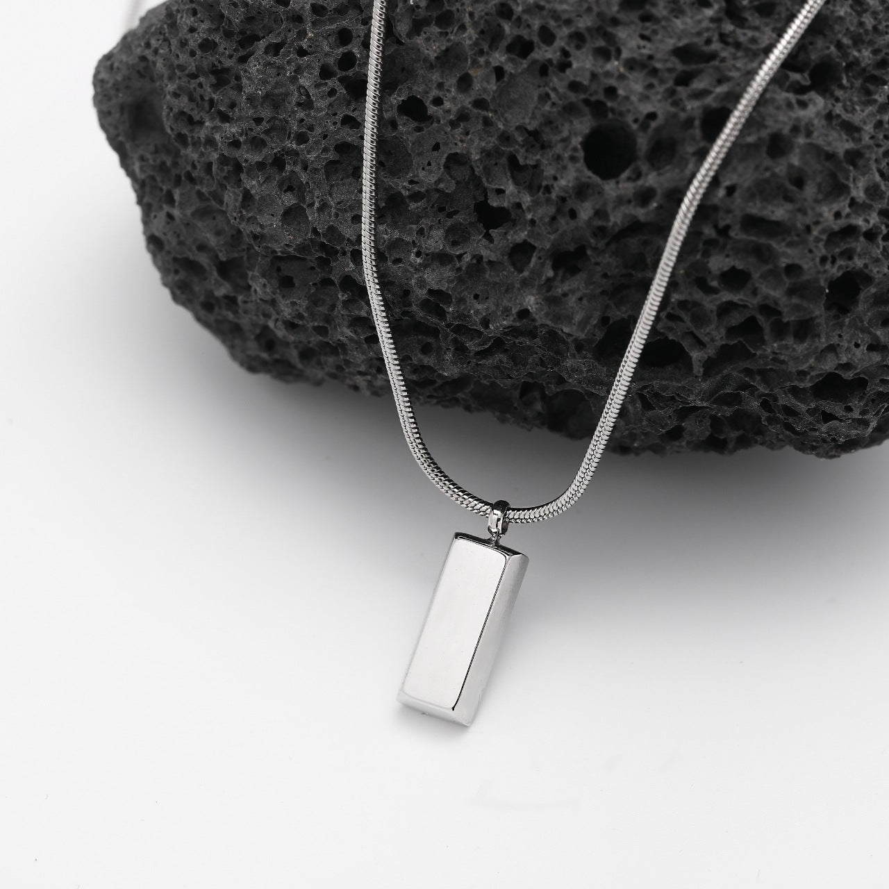 Collier pendentif minimaliste en brique argentée de style froid