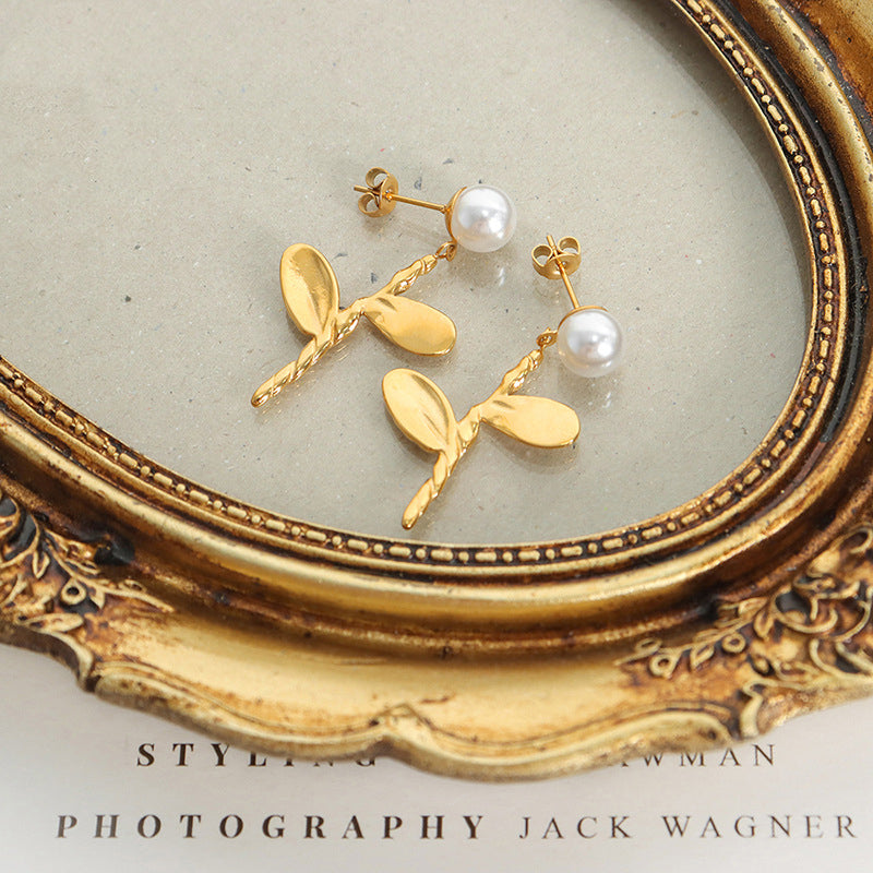 18K Gold Delicate Fashionable Flowers and Leaves with Pearl Design Luxurious Earrings