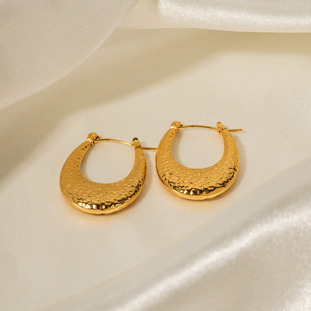 18K Gold Delicate and Fashionable U-shaped Lava Pattern Design Earrings