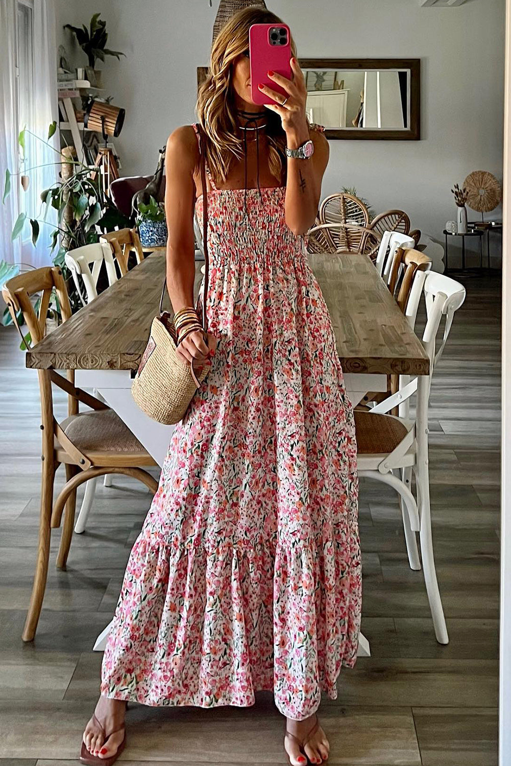 Weißes, gesmoktes, gerüschtes Boho-Maxikleid mit Blumenmuster zum Selbstbinden