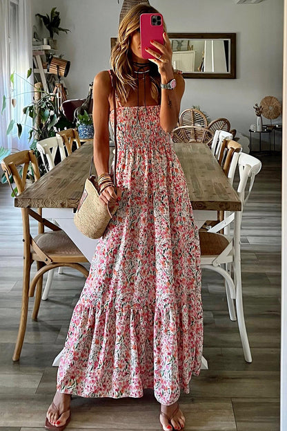 Weißes, gesmoktes, gerüschtes Boho-Maxikleid mit Blumenmuster zum Selbstbinden