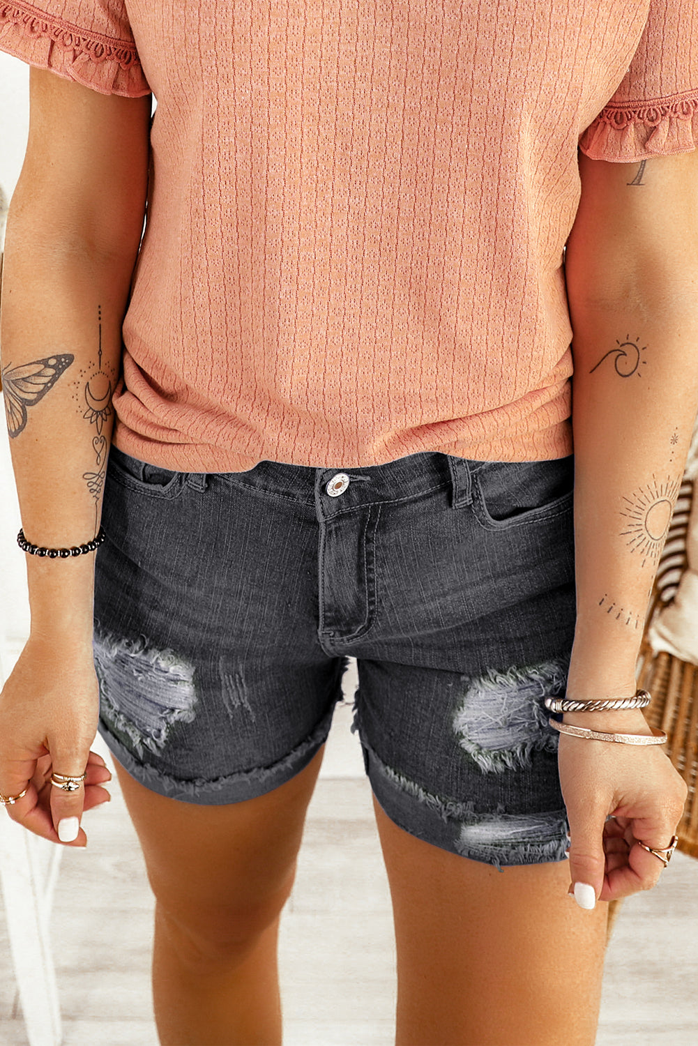 Jeansshorts in Distressed-Optik mit gerolltem Saum in Himmelblau