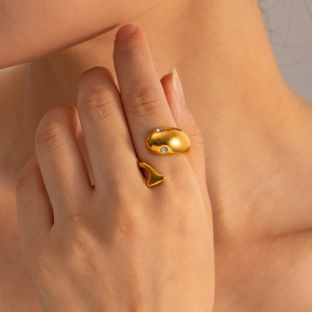 18k gold simple and personalized fish-shaped diamond design open ring