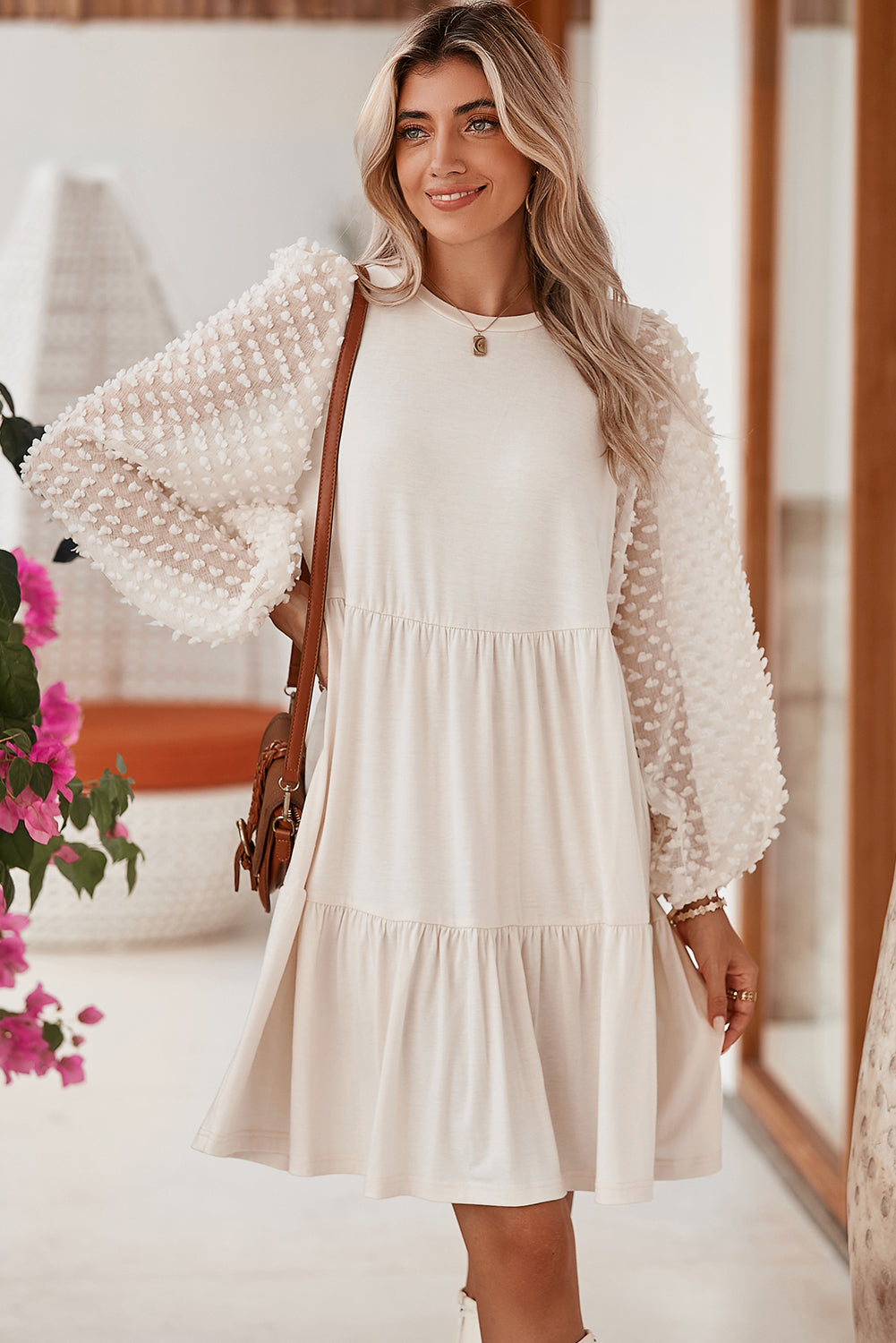 Robe courte beige à volants et manches lanternes à pois suisses