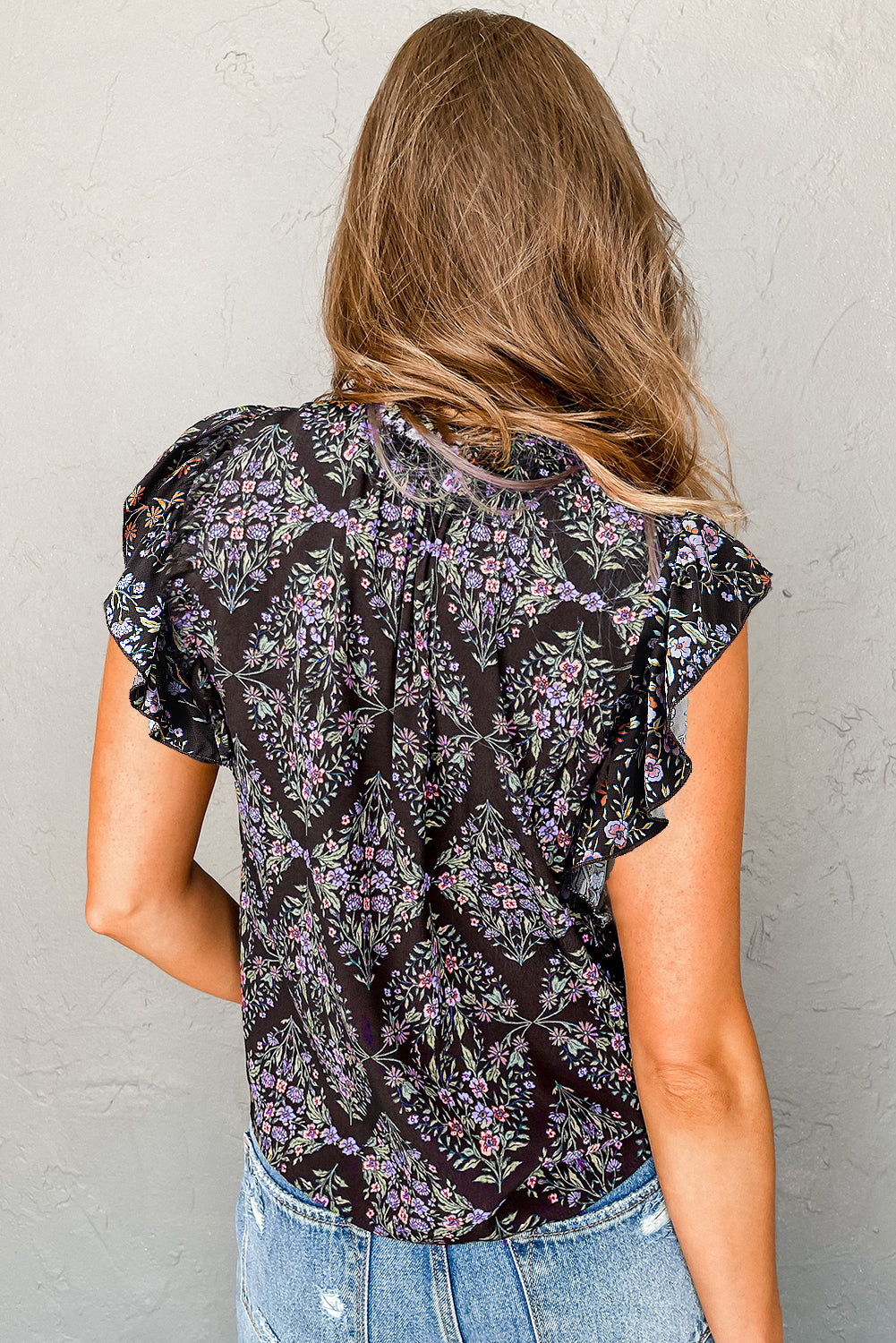 Blouse noire bohème florale nouée à col en V et épaules volantées