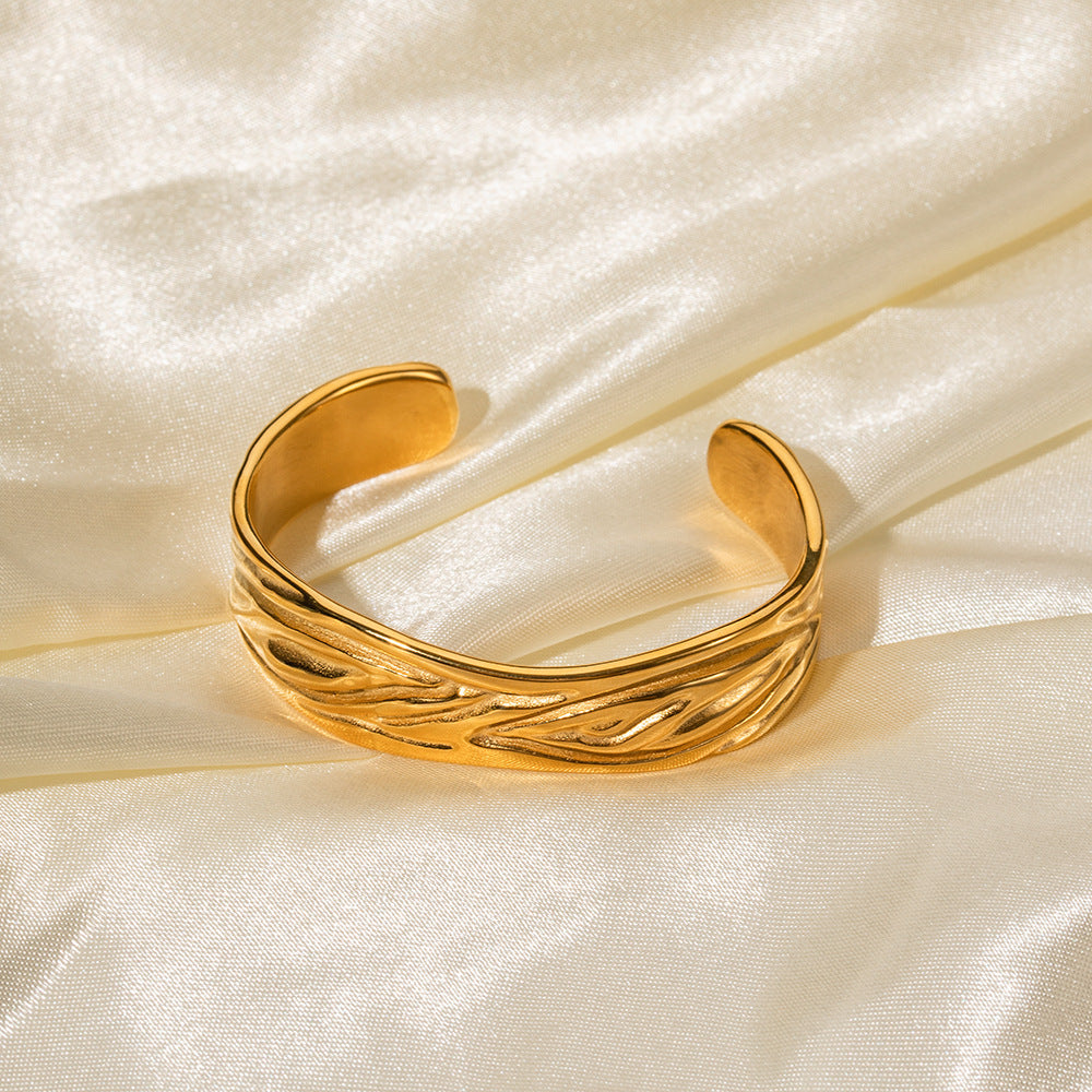 18k Gold Fashion Simple Wrinkle Texture Design Cuff Bracelet