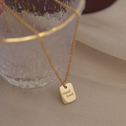 Carte carrée simple et tendance en or 18 carats avec collier polyvalent au design « GOOD LUCK »