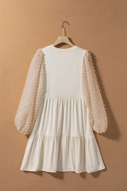 Robe courte beige à volants et manches lanternes à pois suisses