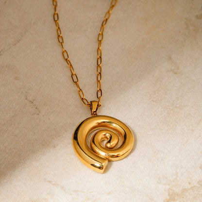 18k gold trendy and fashionable threaded circle design pendant necklace