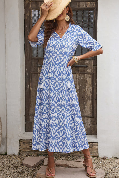 Himmelblaues, lässiges Maxikleid mit geometrischem Print und V-Ausschnitt