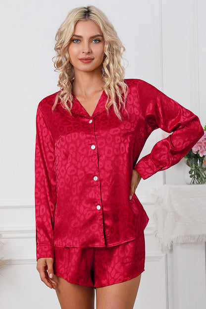 Feuriges rotes 2-teiliges Lounge-Set aus Satin-Langarmoberteil und Shorts mit Leopardenmuster