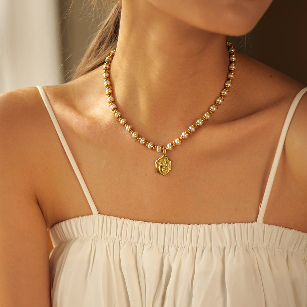 18k Gold Classic Fashion Irregular Pendant with Pearl Design Versatile Pendant Necklace