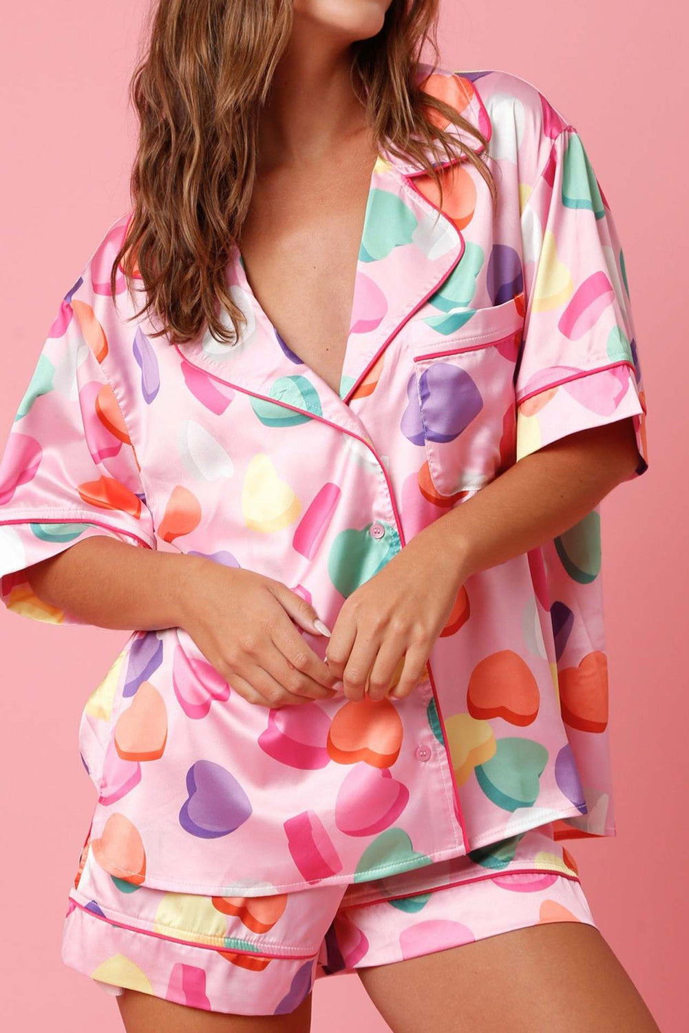 Weißes Satin-Pyjama-Set mit Hemd und Shorts mit gemischten Mustern