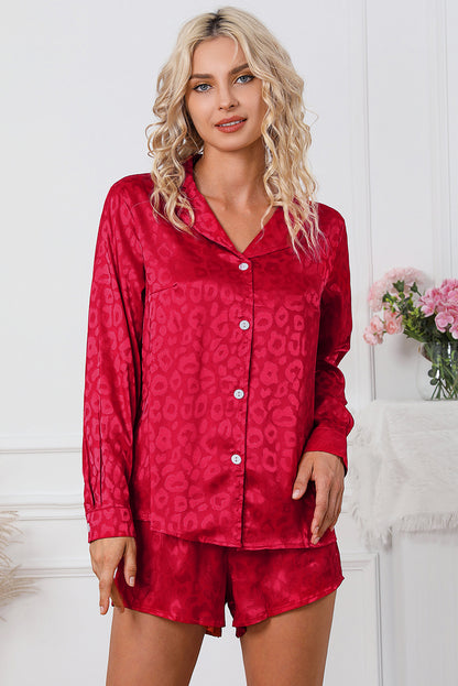 Feuriges rotes 2-teiliges Lounge-Set aus Satin-Langarmoberteil und Shorts mit Leopardenmuster