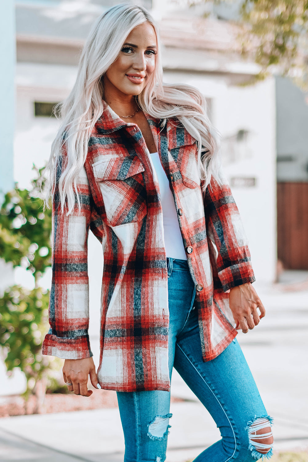 Manteau rouge à col rabattu et poche à carreaux avec fermeture à bouton