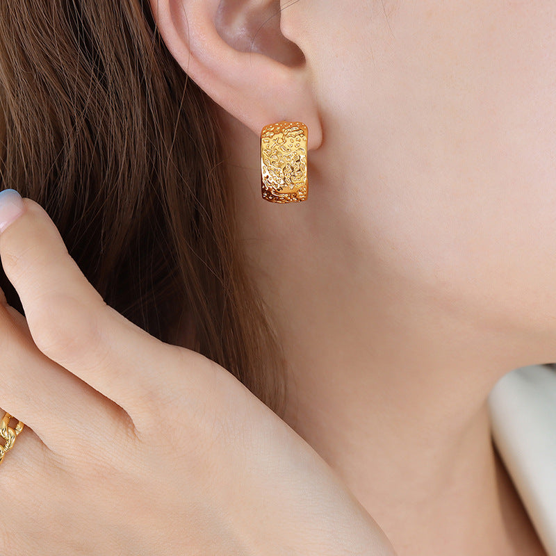 18K gold fashion and simple C shape with texture embossed design versatile earrings