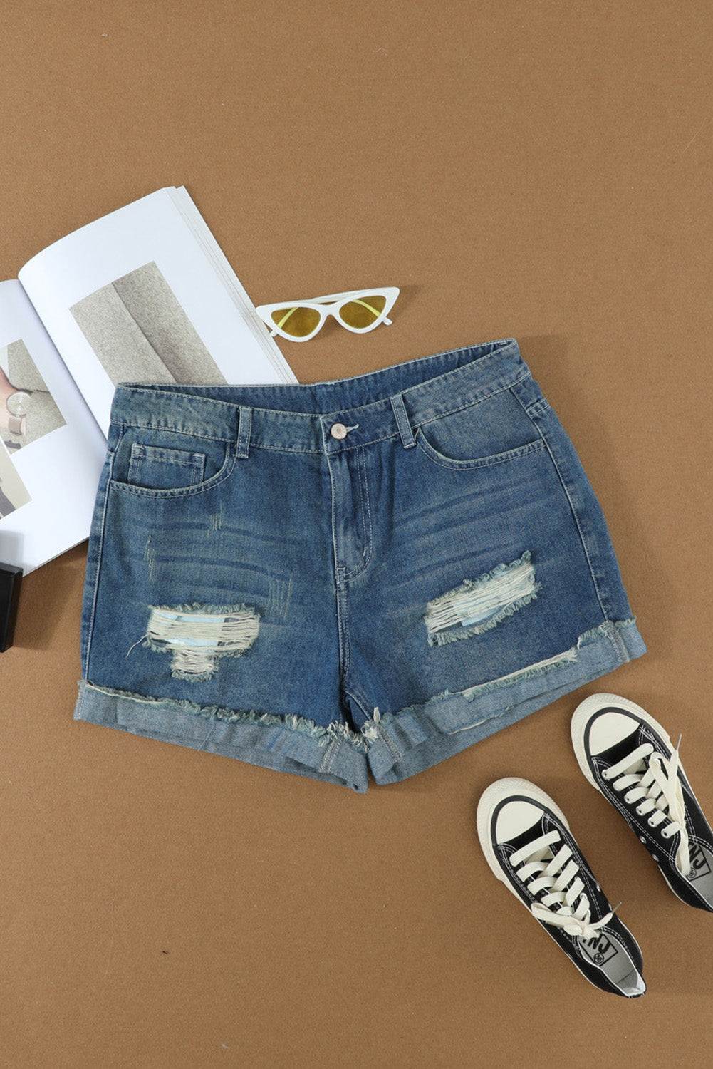 Jeansshorts in Distressed-Optik mit gerolltem Saum in Himmelblau