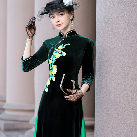 Cheongsam Ao Dai amélioré à manches trois-quarts en velours doré, brodé non fendu