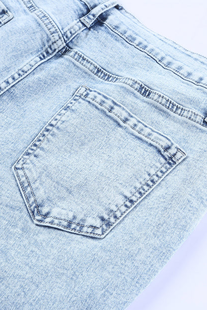 Himmelblaue Flare-Jeans in Distressed-Acid-Waschung