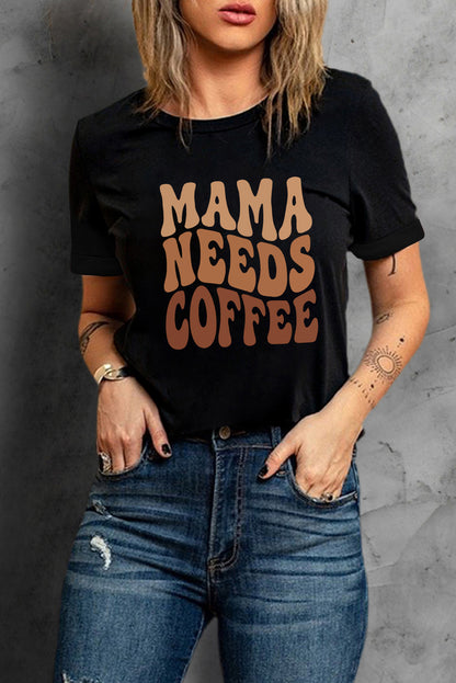 Schwarzes T-Shirt mit „MAMA NEEDS COFFEE“-Grafik