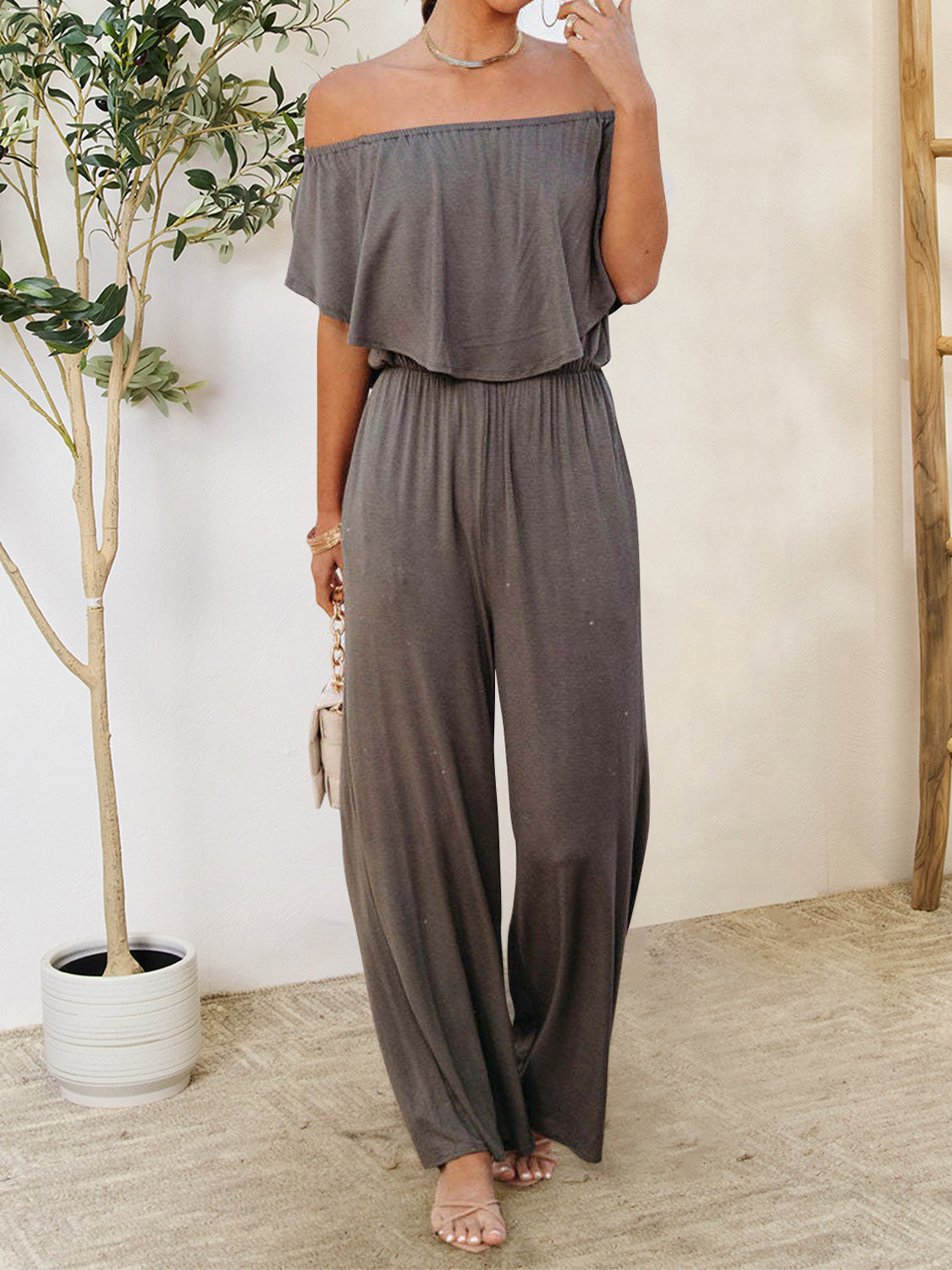 Schulterfreier Jumpsuit mit Rüschen