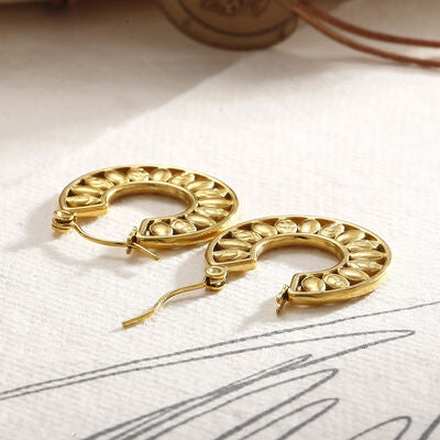Huggie-Ohrringe aus Edelstahl mit Ausschnitten in Blattform