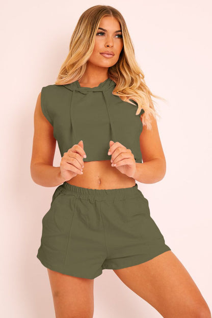 Set aus Crop-Top mit Kapuze und Shorts mit Taschen