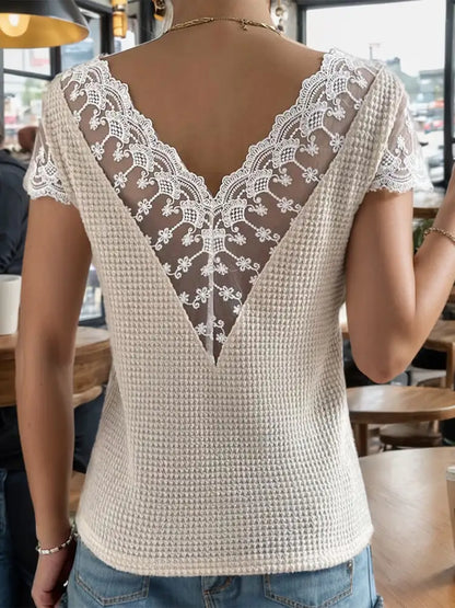 Blouse à manches courtes et col en V avec détails en dentelle