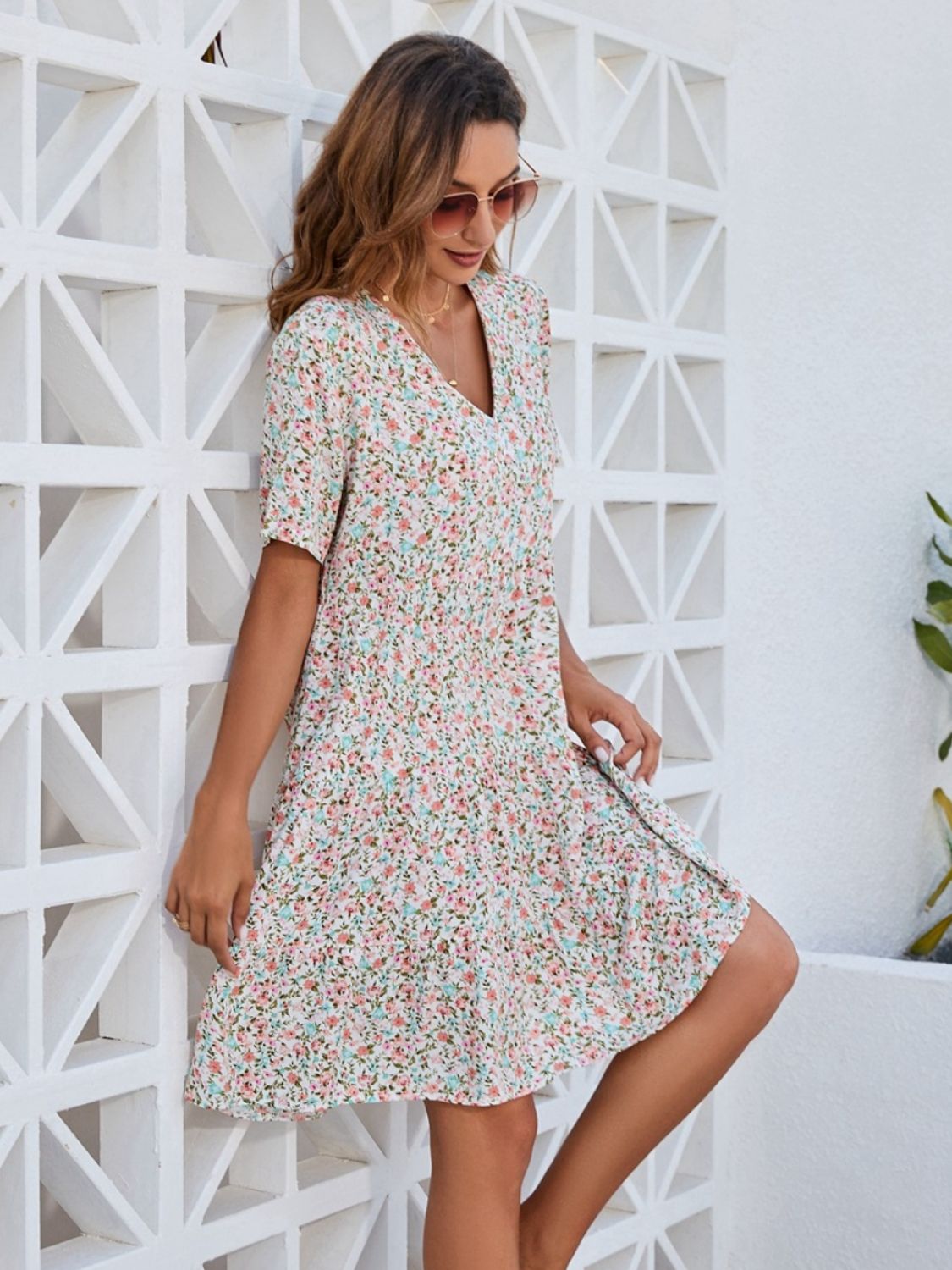 Mini-robe fleurie à petites fleurs et col en V