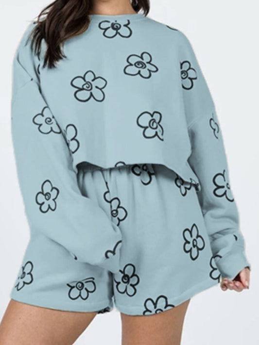 Ensemble sweat-shirt et short fleuri à épaules tombantes