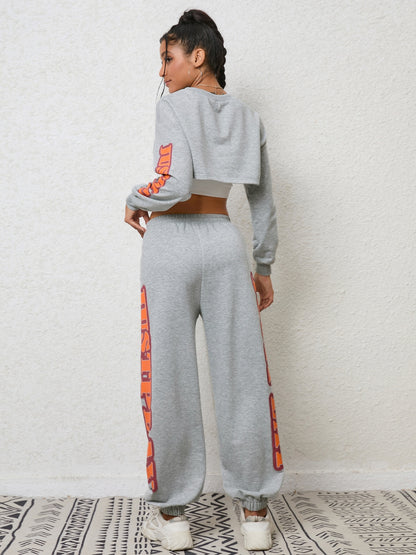 Set aus kurzem Sweatshirt und Jogginghose