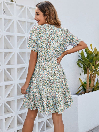 Mini-robe fleurie à petites fleurs et col en V