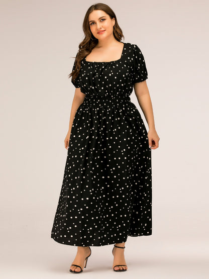 Plus-Size-Kleid mit gepunktetem eckigem Ausschnitt