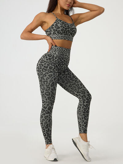 Active-Set mit Leoparden-Crosscross-Top und Leggings