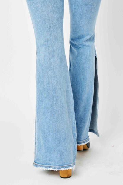 Blaue Judy-Jeans in voller Größe mit mittelhohem Bund und ungesäumtem Saum