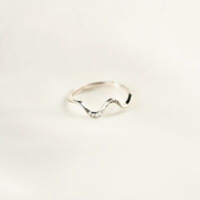 Ring aus 925er-Sterlingsilber mit eingelegtem Zirkon in Wellenform