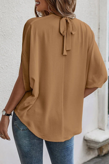 Blouse à manches mi-longues fendue au dos et nouée