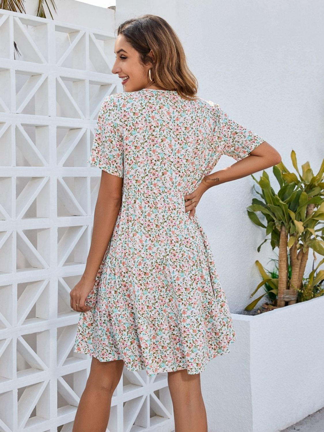 Mini-robe fleurie à petites fleurs et col en V